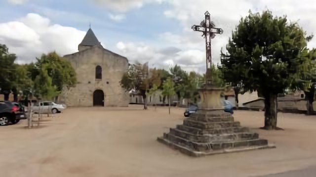 la place, la croix et l'église