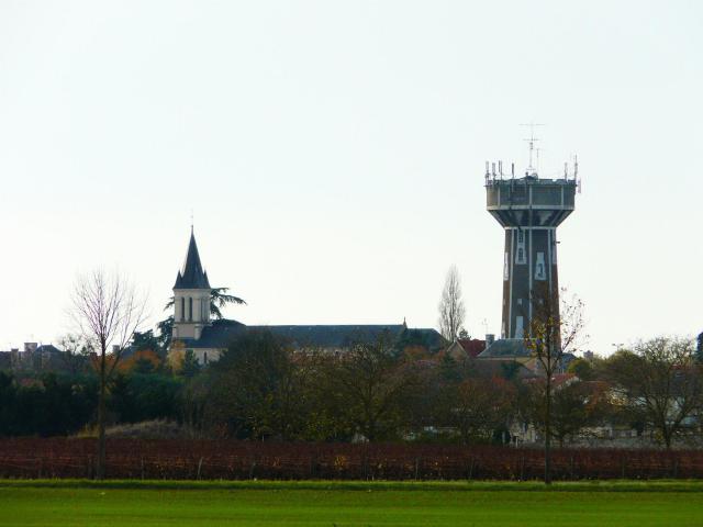 L'église Notre-Dame et le château d'eau, Neuville-de-Poitou, Vienne, France