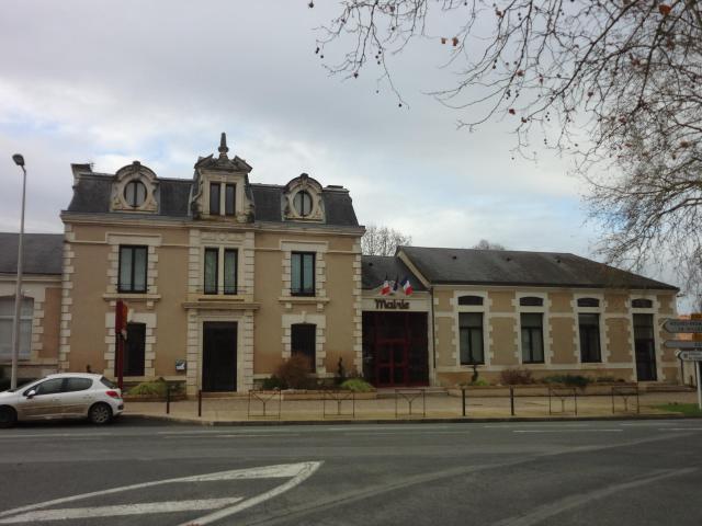 Bâtiment de la mairie, avec corps central et deux ailes