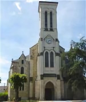 On peut observer la façade ainsi que le parvis de cette église située à Châteauneuf, commune de Châtellerault.