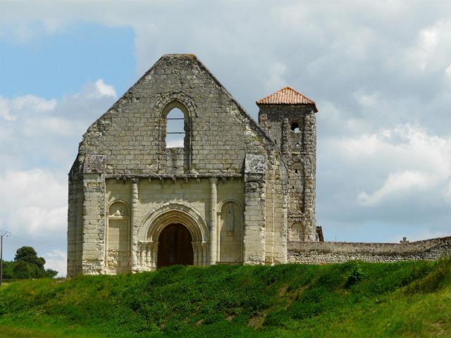 Les vestiges de l'ancienne église Saint-Pierre, Curçay-sur-Dive, Vienne, France