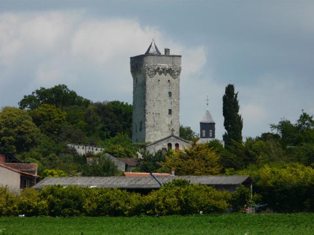 Le donjon et le clocher de l'église Sainte-Catherine, Curçay-sur-Dive, Vienne, France