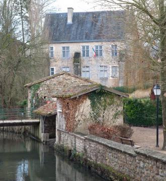 86 LAVAUSSEAU - Le lavoir -
