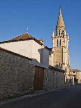 86 NEUVILLE-DU-POITOU -Yversay- pigeonnier porche près de l'église