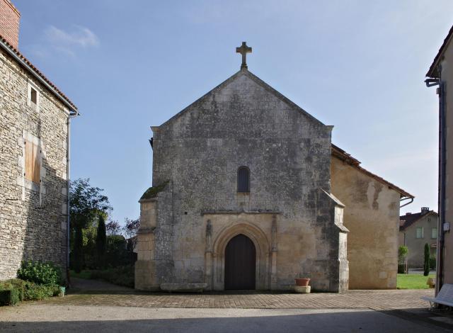 Façade de l'église Saint-Martin de Champniers, Vienne, France.