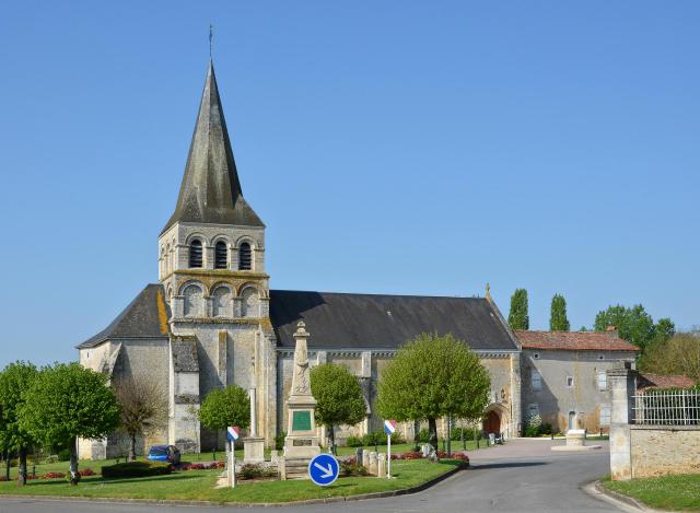 Église (XIIe-XVe siècles) et monument aux morts, Savigné, Vienne, France.