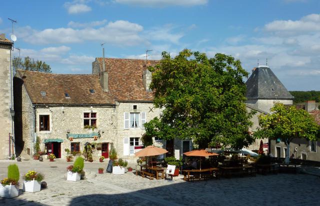 Place du donjon, cité médiévale de Chauvigny (Vienne, France)
