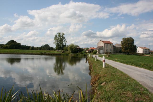 Petit village accolé au bourg de Saint-Sornin.