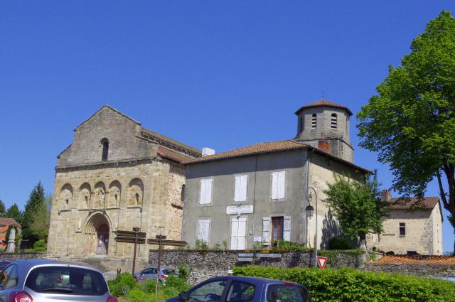 Les Salles-Lavauguyon l'église Saint Eutrope avec en arrière plan le prieuré et sur la gauche le monument aux morts.