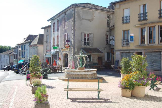 Châlus, haut de la place du marché
