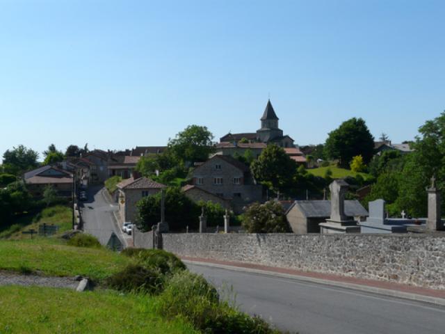vue du bourg à côté du cimetière de Saint-Auvent