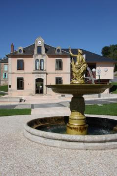 Saint-Priest-Taurion : place de la mairie