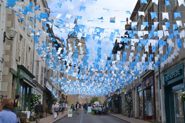Rue décorée de Saint-Junien (Haute-Vienne, France), à l'occasion des Ostensions 2016.