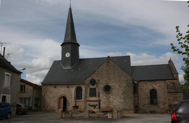 Eglise campagnarde implantée au milieu du bourg.