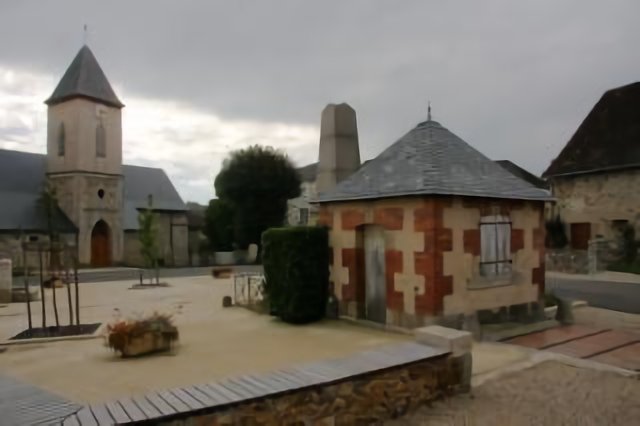Saint-Bonnet-Briance : place de l'église