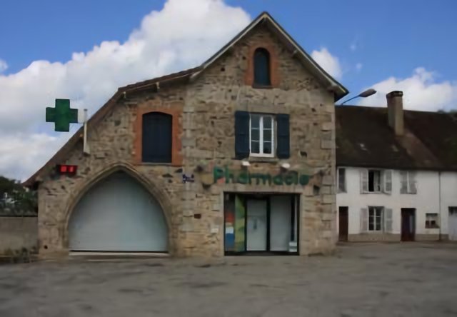 Magnac-Bourg : place A. Pestour