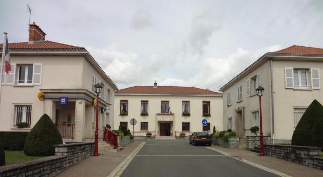 Ce fichier a été téléversé avec Commonist. mairie au centre, Poste à gauche, autre pavillon à droite