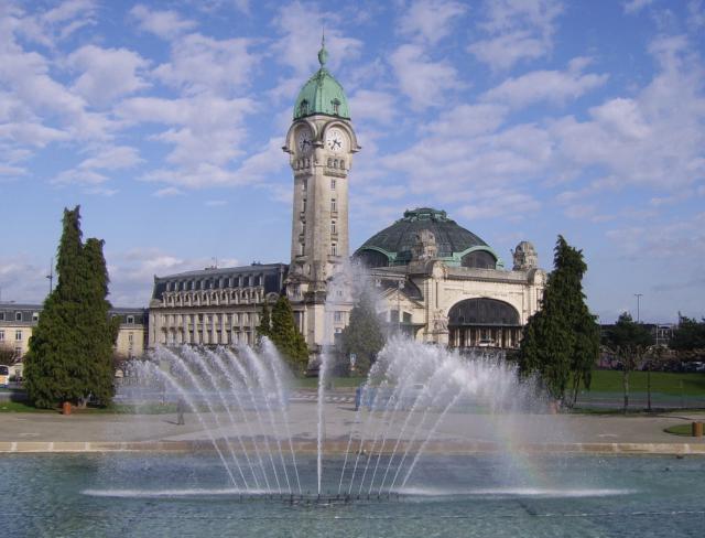 Vue de la gare des Bénédictins à Limoges depuis le Champ de Juillet (jet d'eau du parc)