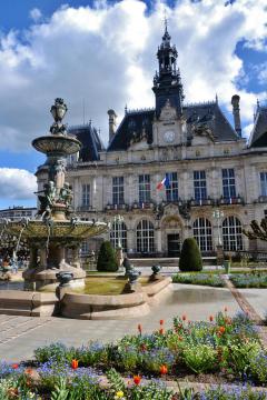 Hôtel de ville et fontaine de porcelaine, Limoges (Haute-Vienne, France)