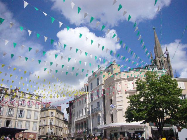 La place de la Motte décorée lors des Ostensions 2009 (Limoges, Haute-Vienne, France)