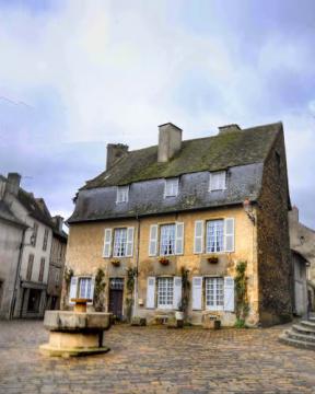 Vieille maison prés de la collégiale à Saint Yrieix la Perche, Haute Vienne