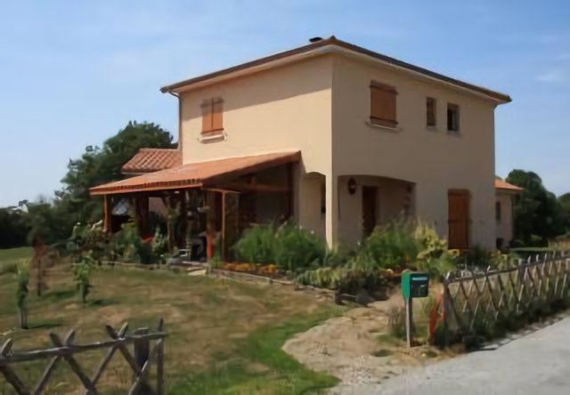 Droux : maison du bourg avec jardin fleuri