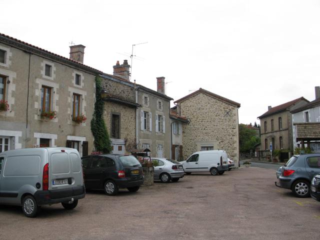 Maisonnais-sur-Tardoire, place centrale