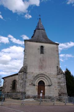 Eglise de La Chapelle-Montbrandeix, Haute-Vienne, France. La flèche du clocher est abimée après avoir été touchée par la foudre.