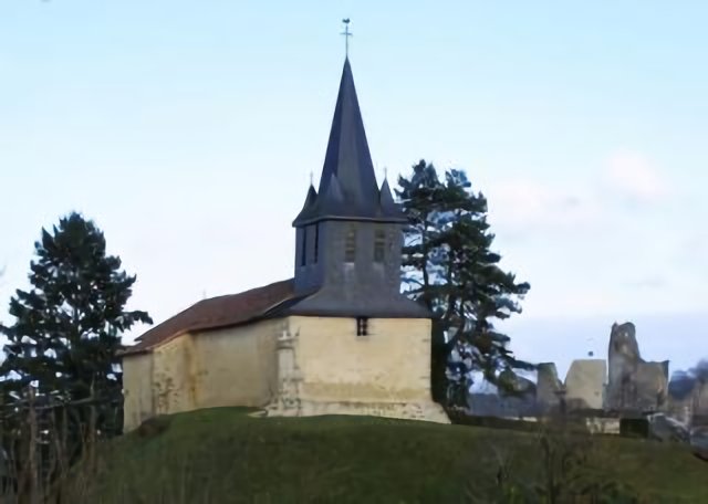 Rilhac-Lastours : l'église sur une motte
