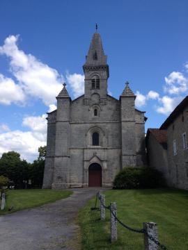 L'église Saint-Gaucher, dans le bourg d'Aureil vue de face.