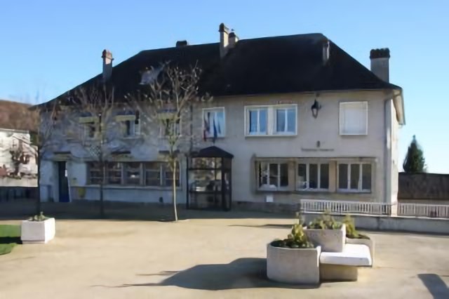 Magnac-Laval : bâtiment administratif