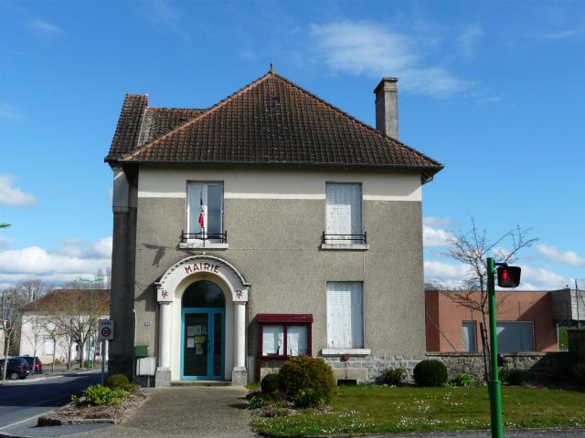 La mairie de Saint-Maurice-les-Brousses, Haute-Vienne, France.