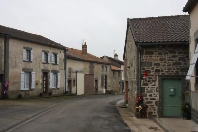 Thiat : une rue du Bourg