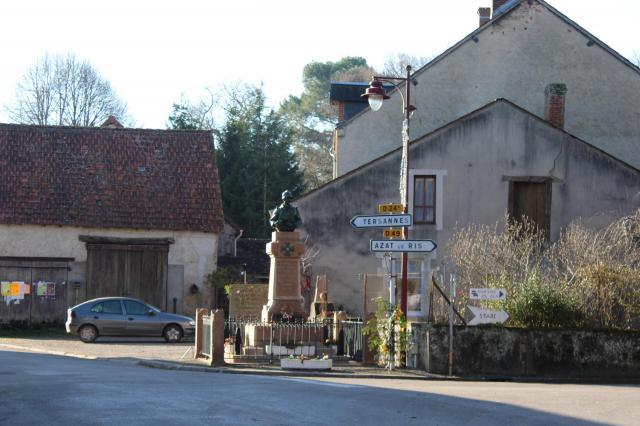 Place principale du village avec le monument aux morts.