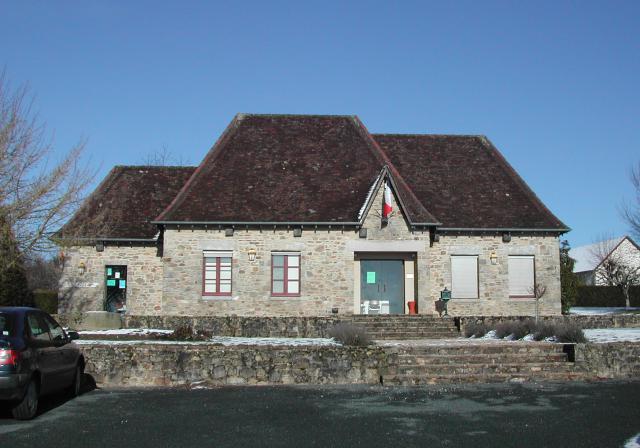 Photo de la mairie du Chalard, prise le 31 janvier 2010, sous un peu de neige.