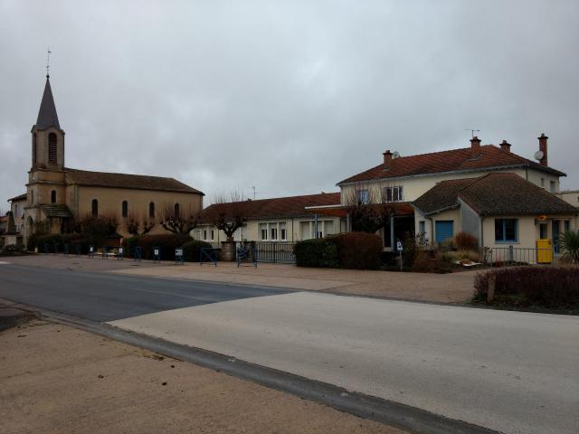 Chamboret, sa mairie et son église, avenue du 8 mai 1945.