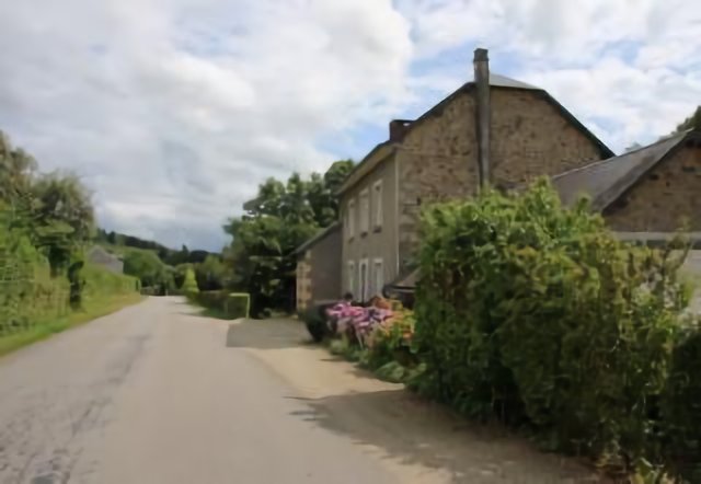 Domps : maison à l'entrée du Bourg par la D.30