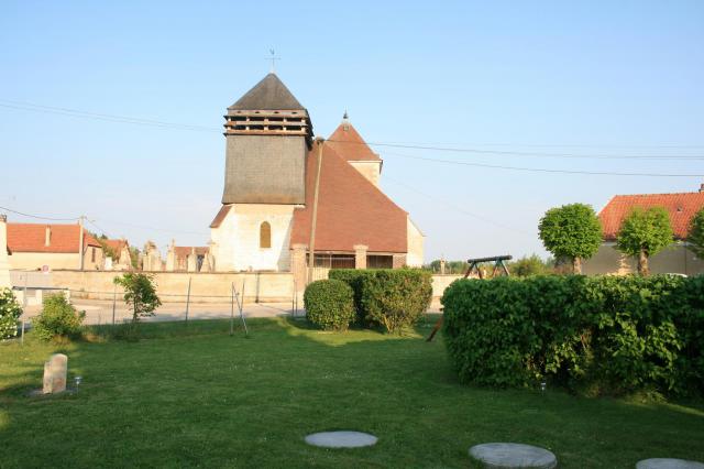 Vue ouest de l'église de Saint-Oulph, Aube, France