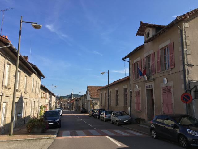 Le bourg de Sauviat-sur-Vige avec au premier plan la mairie et à l'arrière plan le clocher de l'église.