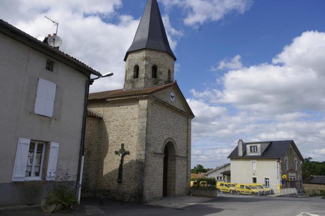 L'église de Nantiat et le bureau de poste, Haute Vienne, France.