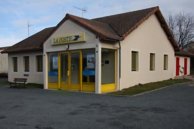 Cognac-la-Forêt : la poste