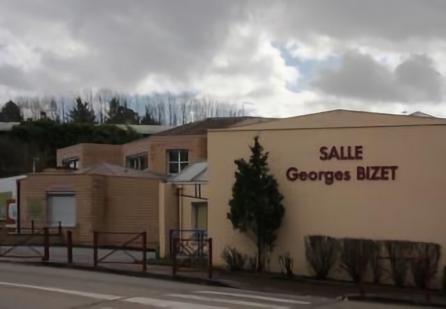 Bosmie-l'Aiguille : école maternelle et salle des fêtes