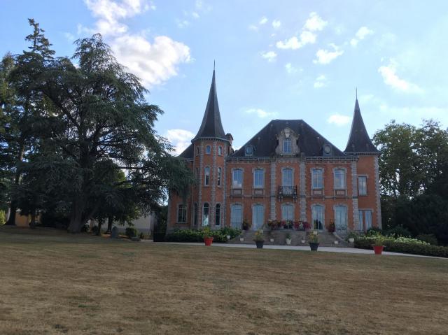 Le Château du Boucheron, mairie de Bosmie-l'Aiguille.