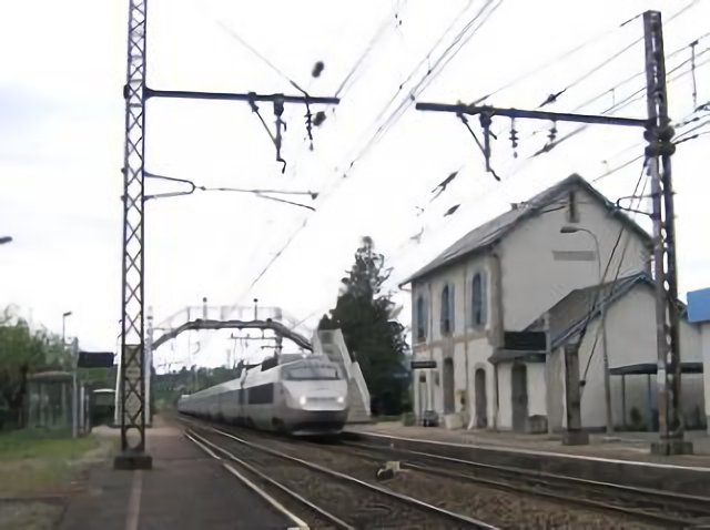 TGV Brive Lille au franchissement de la gare d'Ambazac près de Limoges