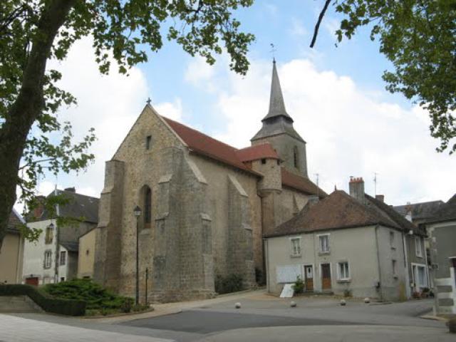 Eglise d'Arnac la Poste vue de la place...