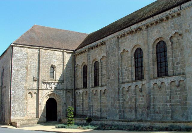 Solignac - Abbatiale - Façade latérale Nord et porte d'entrée par le bras nord du transept