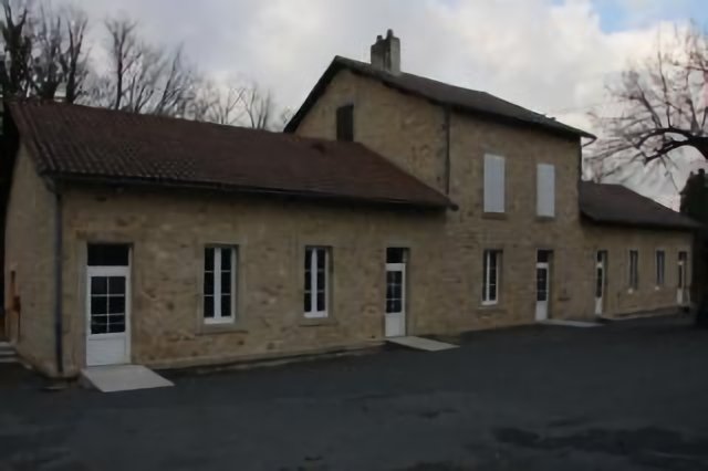 Pensol : mairie et salle polyvalente côté cour