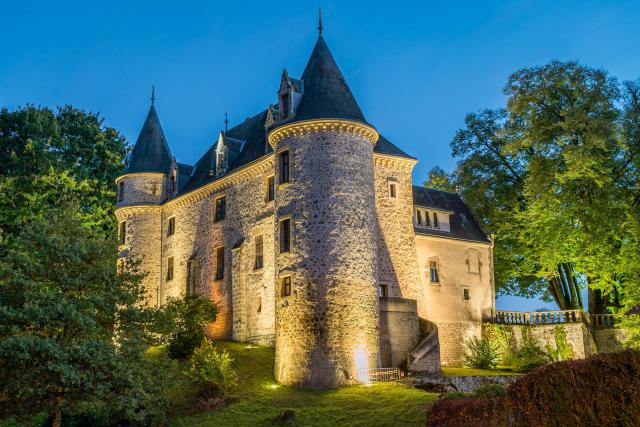 Le château de Nieul éclairé à la nuit tombée