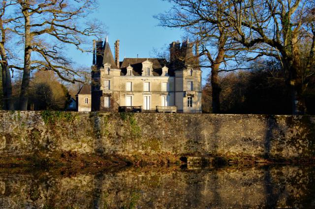 Façade ouest du château de Puy-Mesnil (Azat-le-Ris) vue depuis la route départemental 49.