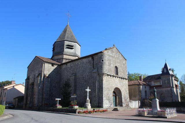 Vue extérieur de l'église Saint-Genest d'Azat-le-Ris (87) et Monument aux morts.